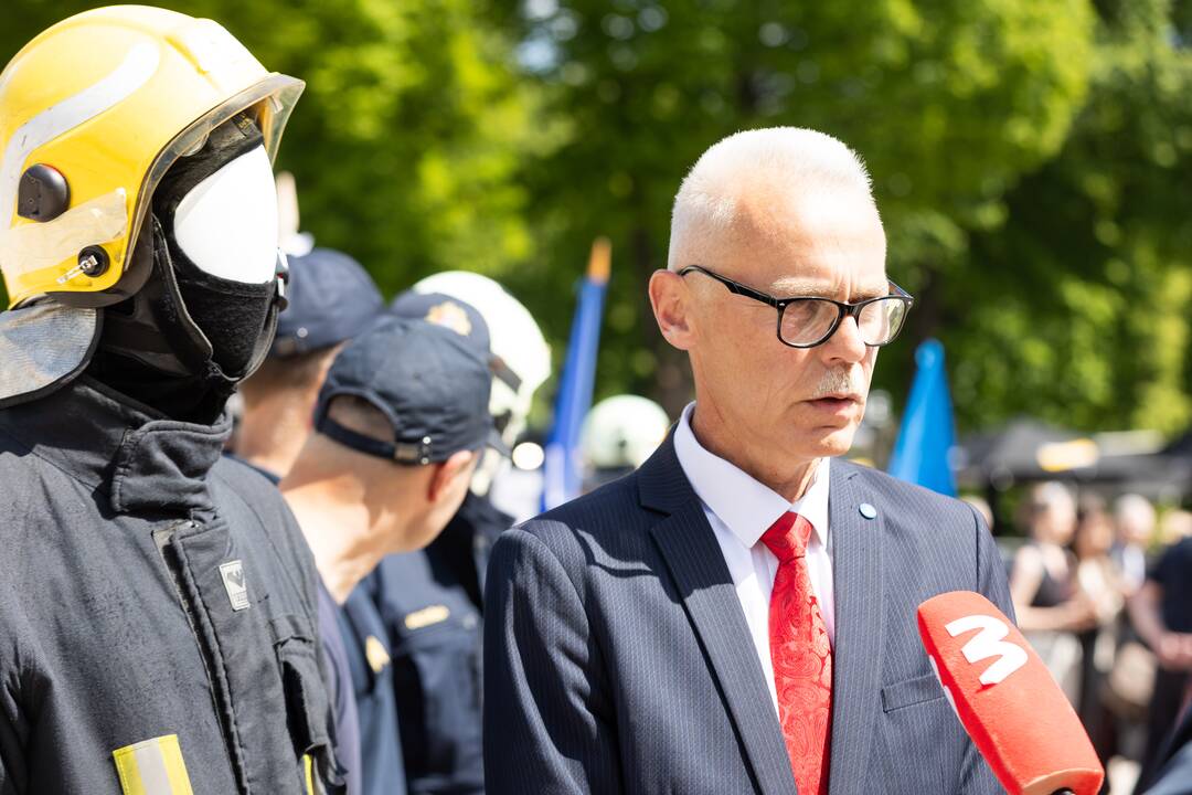 Ugniagesiai gelbėtojai piketuoja prie VRM