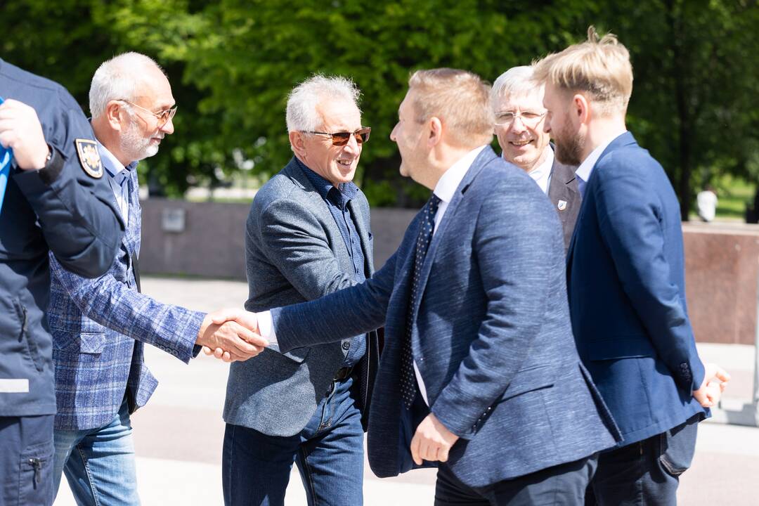 Ugniagesiai gelbėtojai piketuoja prie VRM