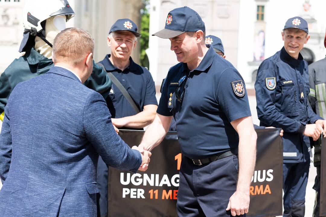 Ugniagesiai gelbėtojai piketuoja prie VRM
