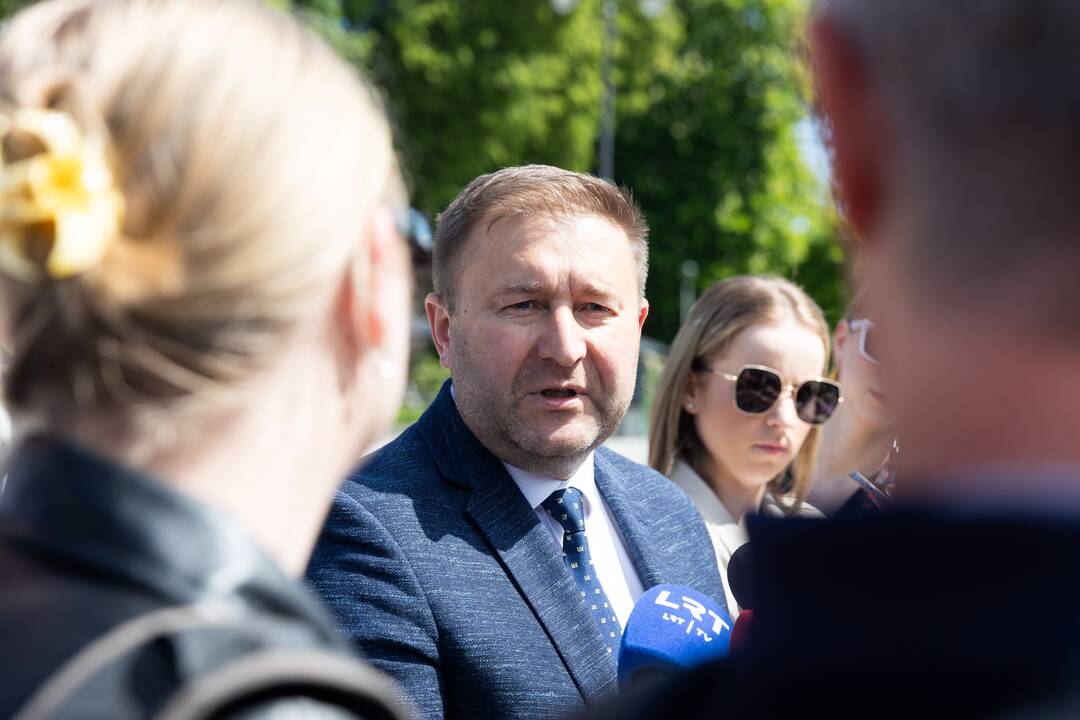 Ugniagesiai gelbėtojai piketuoja prie VRM