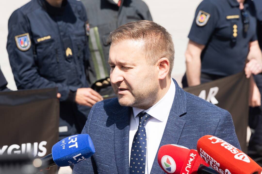 Ugniagesiai gelbėtojai piketuoja prie VRM
