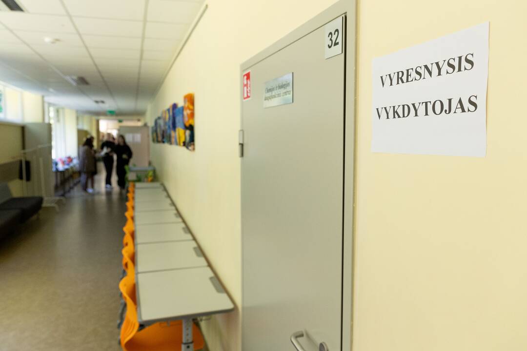Abiturientai pradeda laikyti užsienio kalbos egzamino kalbėjimo dalį