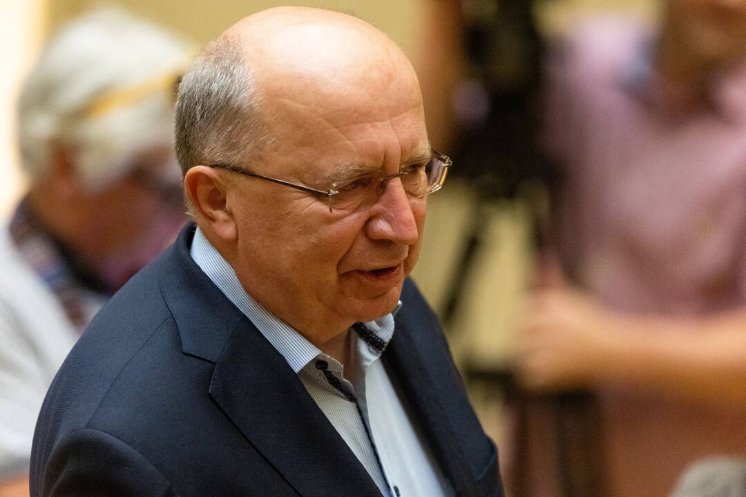 Naujai išrinktiems europarlamentarams įteikti pažymėjimai