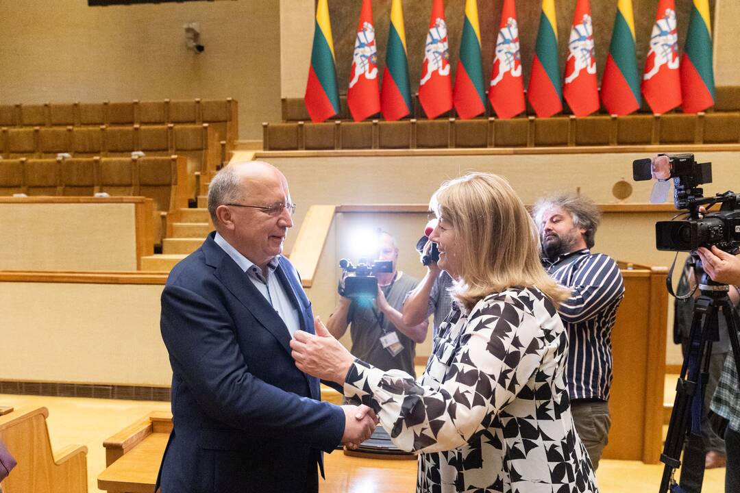 Naujai išrinktiems europarlamentarams įteikti pažymėjimai