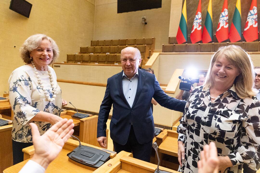 Naujai išrinktiems europarlamentarams įteikti pažymėjimai