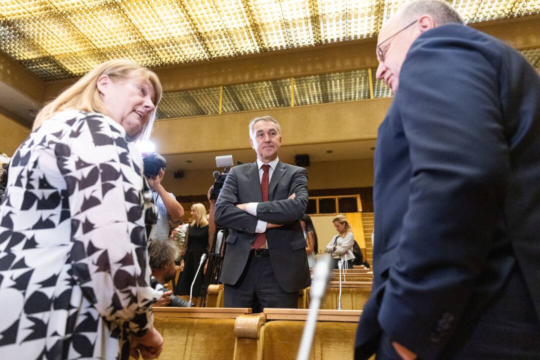 Naujai išrinktiems europarlamentarams įteikti pažymėjimai