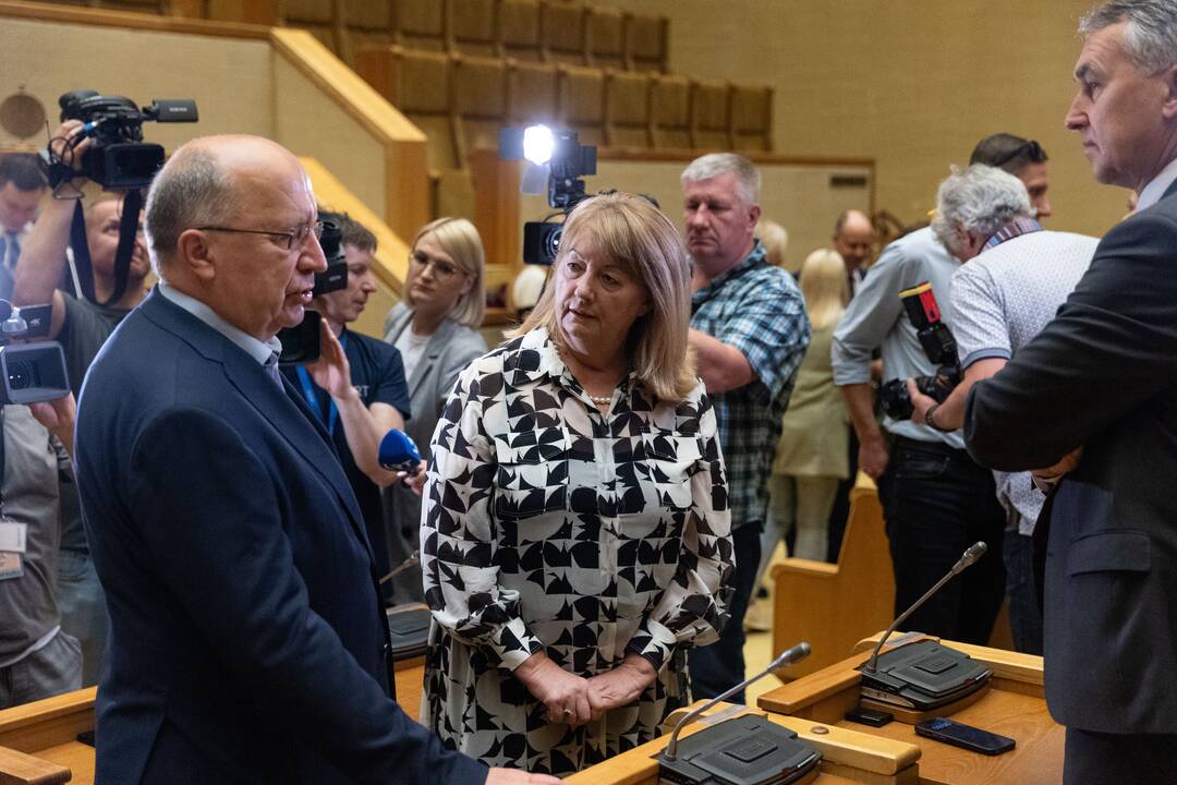 Naujai išrinktiems europarlamentarams įteikti pažymėjimai