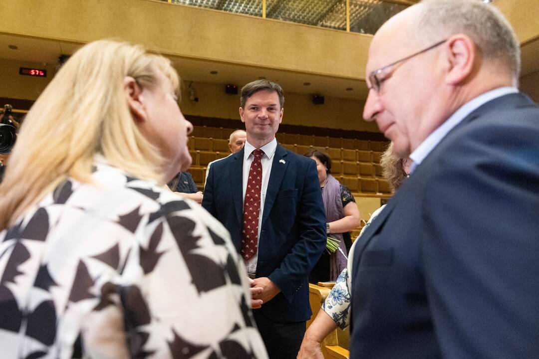 Naujai išrinktiems europarlamentarams įteikti pažymėjimai