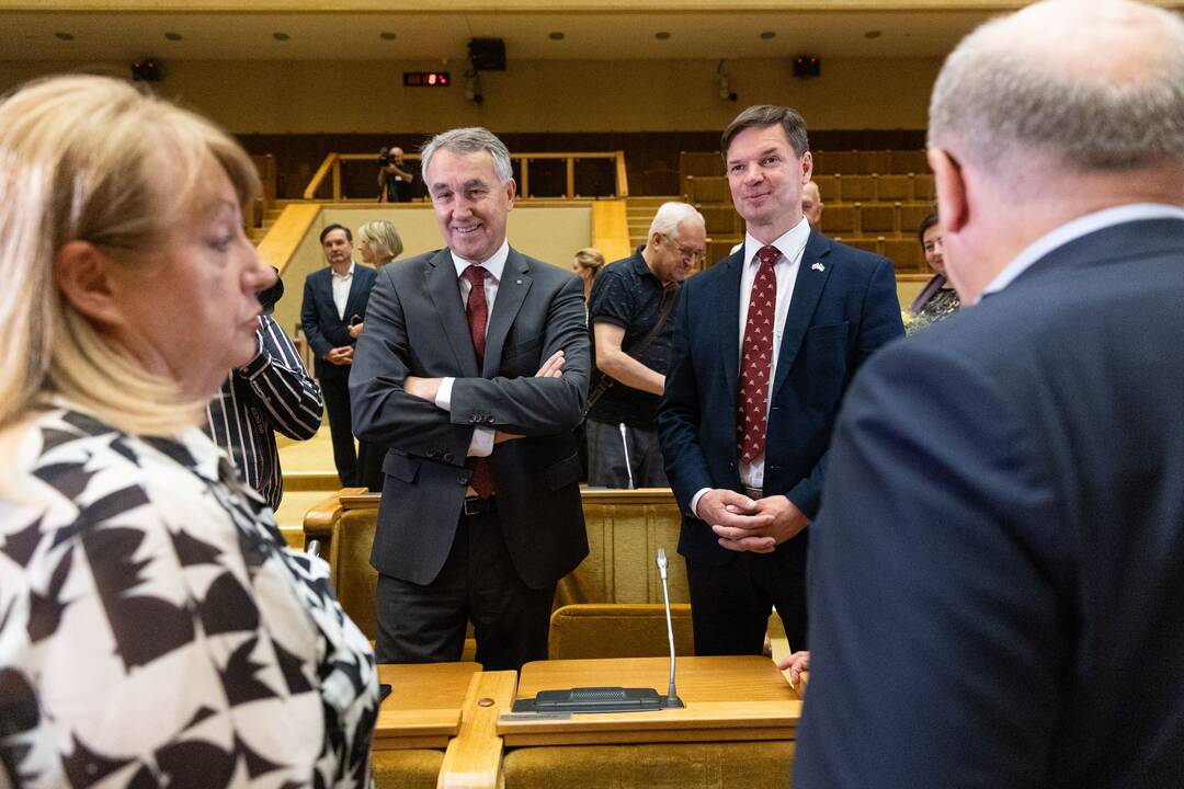 Naujai išrinktiems europarlamentarams įteikti pažymėjimai