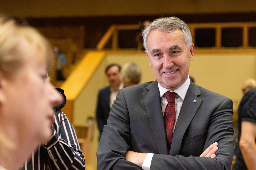 Naujai išrinktiems europarlamentarams įteikti pažymėjimai