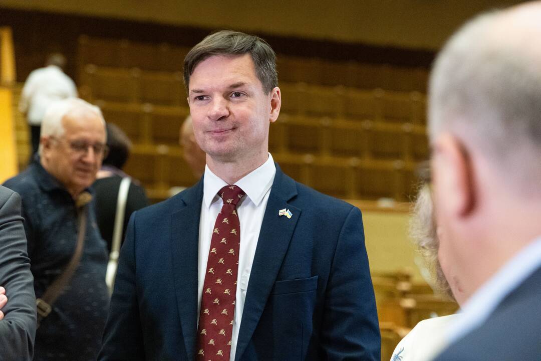 Naujai išrinktiems europarlamentarams įteikti pažymėjimai