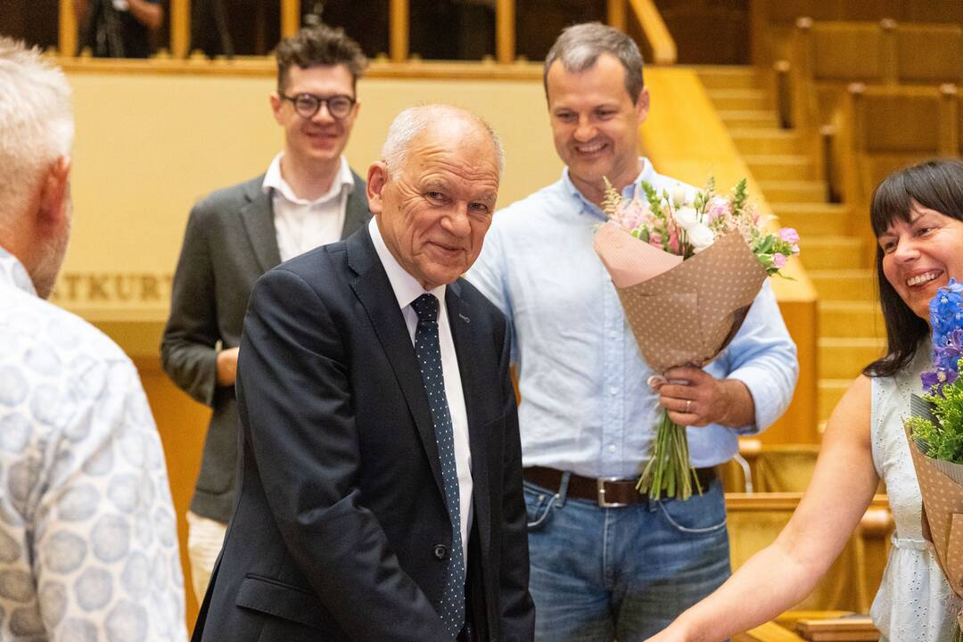 Naujai išrinktiems europarlamentarams įteikti pažymėjimai