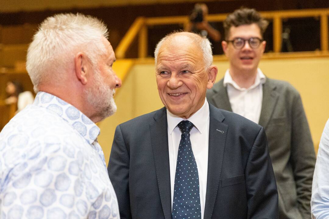 Naujai išrinktiems europarlamentarams įteikti pažymėjimai