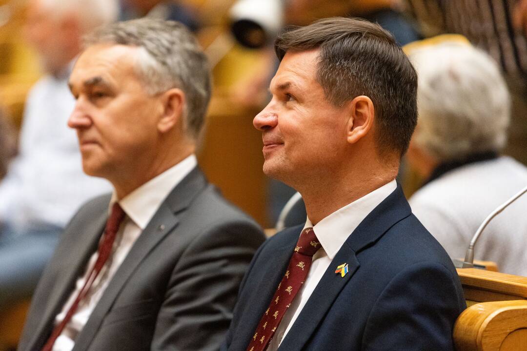 Naujai išrinktiems europarlamentarams įteikti pažymėjimai