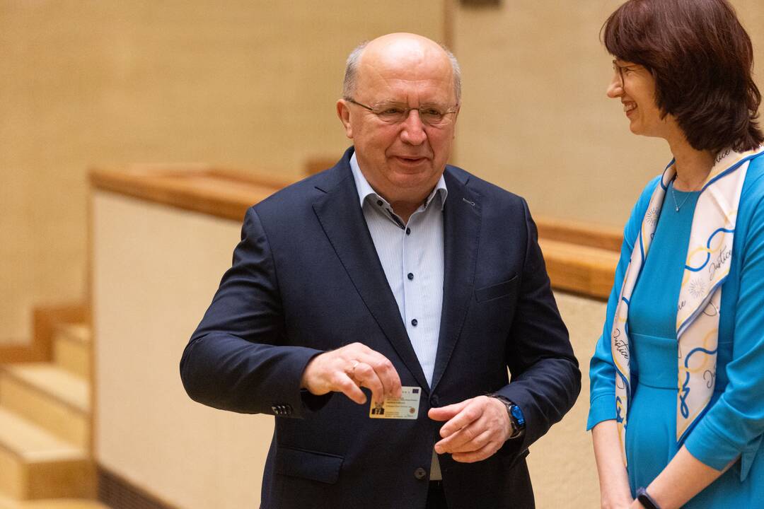 Naujai išrinktiems europarlamentarams įteikti pažymėjimai