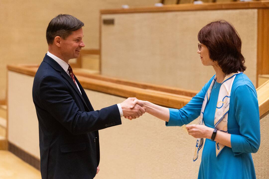 Naujai išrinktiems europarlamentarams įteikti pažymėjimai