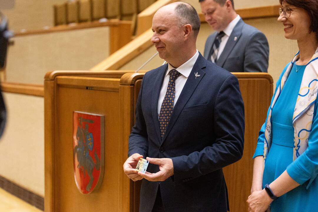 Naujai išrinktiems europarlamentarams įteikti pažymėjimai