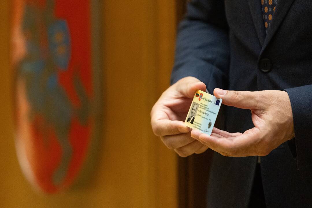 Naujai išrinktiems europarlamentarams įteikti pažymėjimai