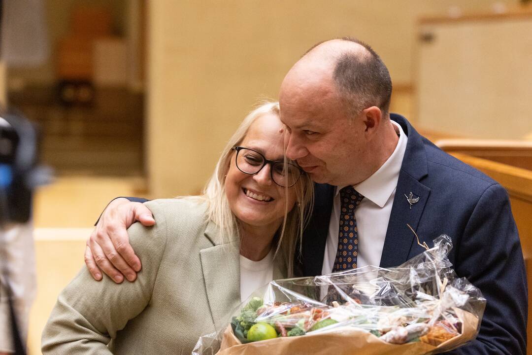 Naujai išrinktiems europarlamentarams įteikti pažymėjimai