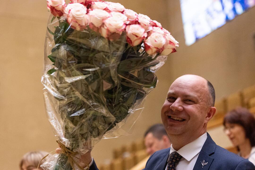 Naujai išrinktiems europarlamentarams įteikti pažymėjimai