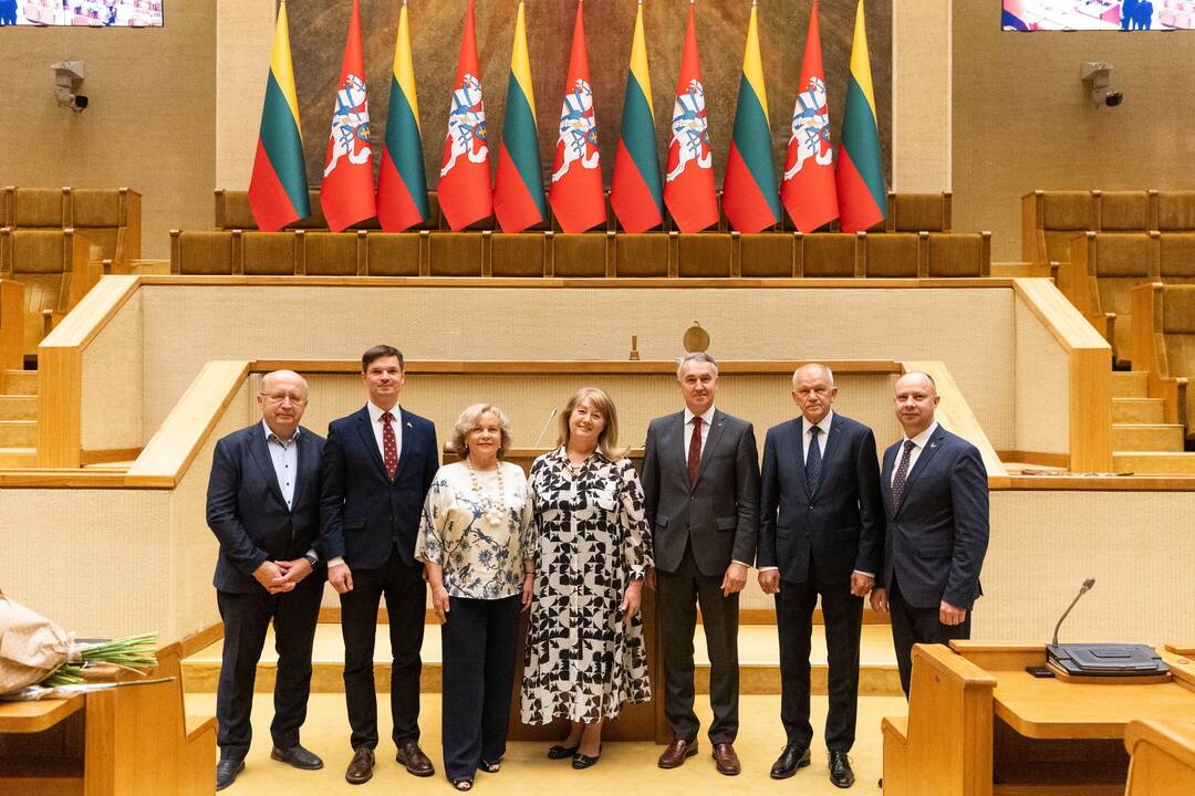 Naujai išrinktiems europarlamentarams įteikti pažymėjimai