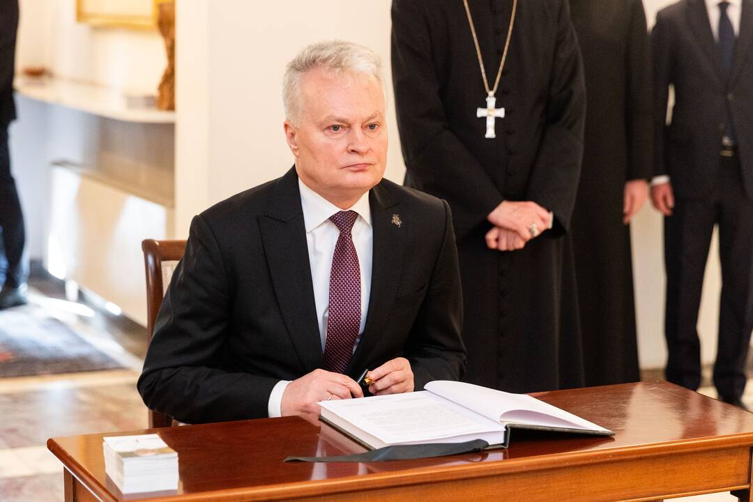 Pasirašymas užuojautų knygoje popiežiaus Pranciškaus atminimui pagerbti