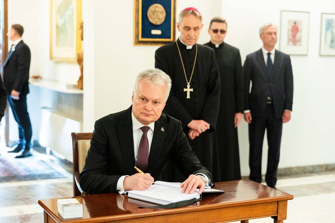 Pasirašymas užuojautų knygoje popiežiaus Pranciškaus atminimui pagerbti