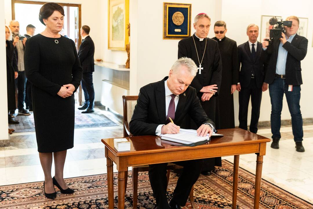 Pasirašymas užuojautų knygoje popiežiaus Pranciškaus atminimui pagerbti