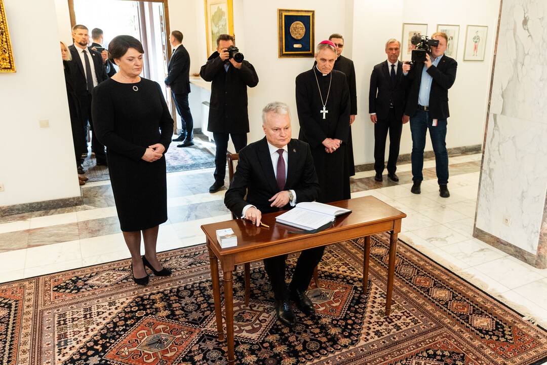 Pasirašymas užuojautų knygoje popiežiaus Pranciškaus atminimui pagerbti