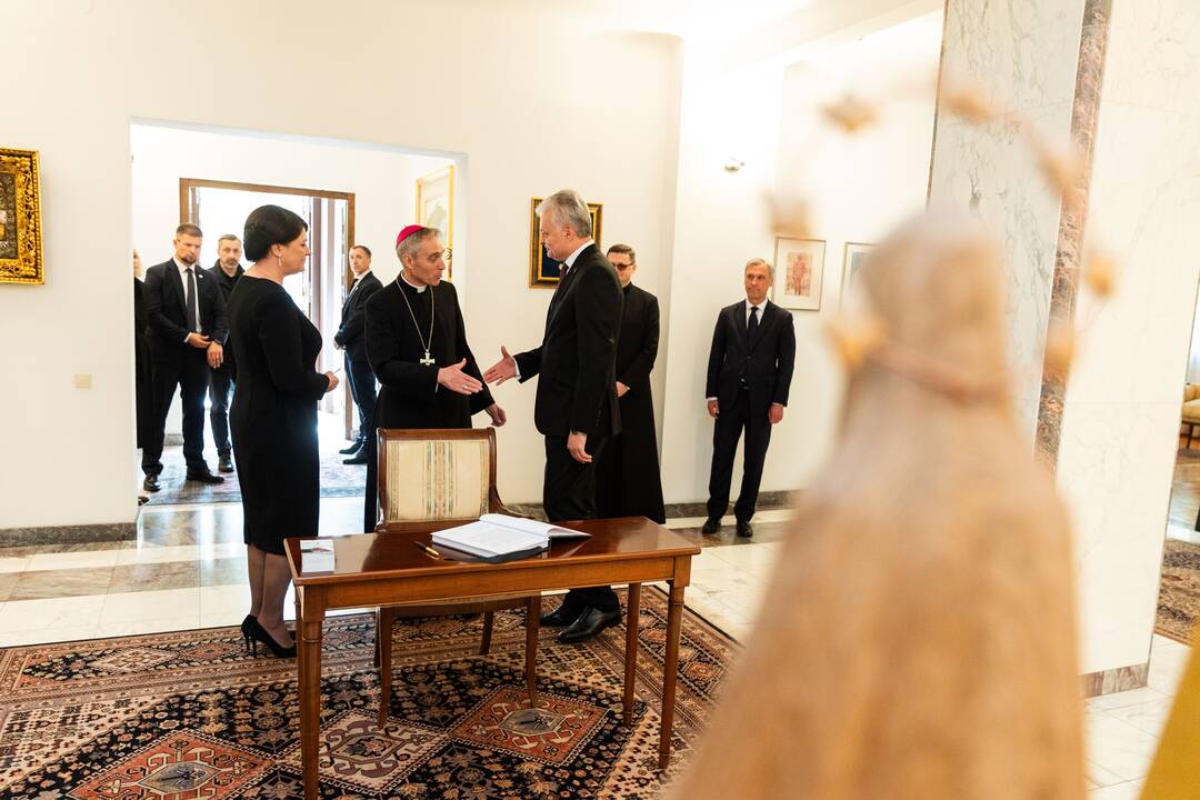 Pasirašymas užuojautų knygoje popiežiaus Pranciškaus atminimui pagerbti