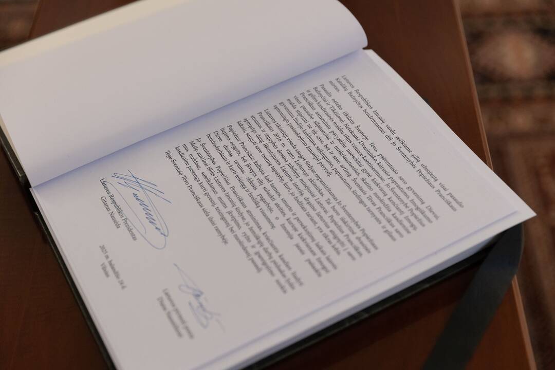 Pasirašymas užuojautų knygoje popiežiaus Pranciškaus atminimui pagerbti