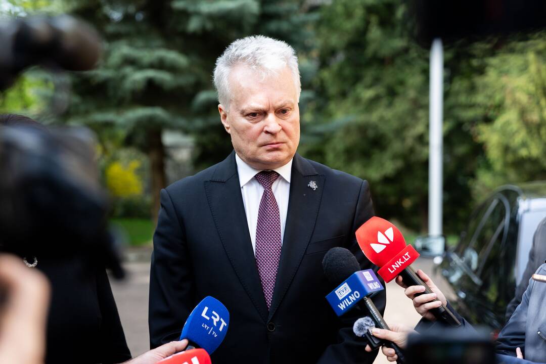 Pasirašymas užuojautų knygoje popiežiaus Pranciškaus atminimui pagerbti