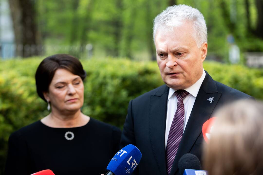 Pasirašymas užuojautų knygoje popiežiaus Pranciškaus atminimui pagerbti