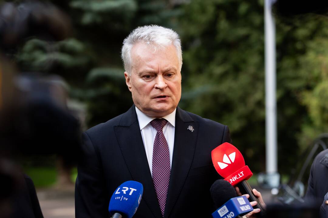 Pasirašymas užuojautų knygoje popiežiaus Pranciškaus atminimui pagerbti