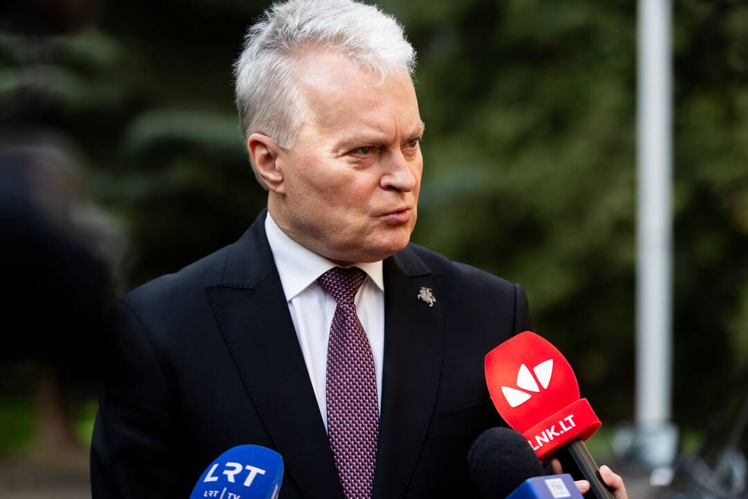 Pasirašymas užuojautų knygoje popiežiaus Pranciškaus atminimui pagerbti
