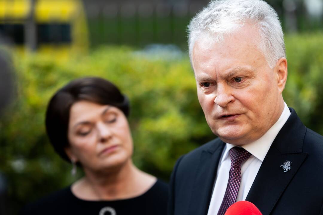 Pasirašymas užuojautų knygoje popiežiaus Pranciškaus atminimui pagerbti