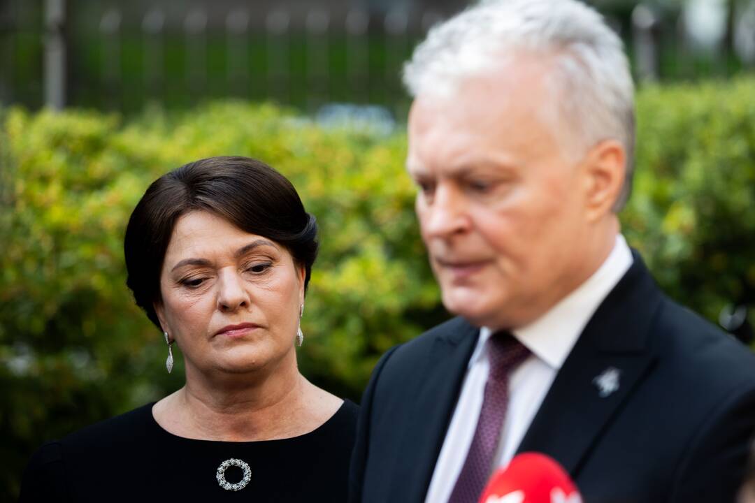Pasirašymas užuojautų knygoje popiežiaus Pranciškaus atminimui pagerbti