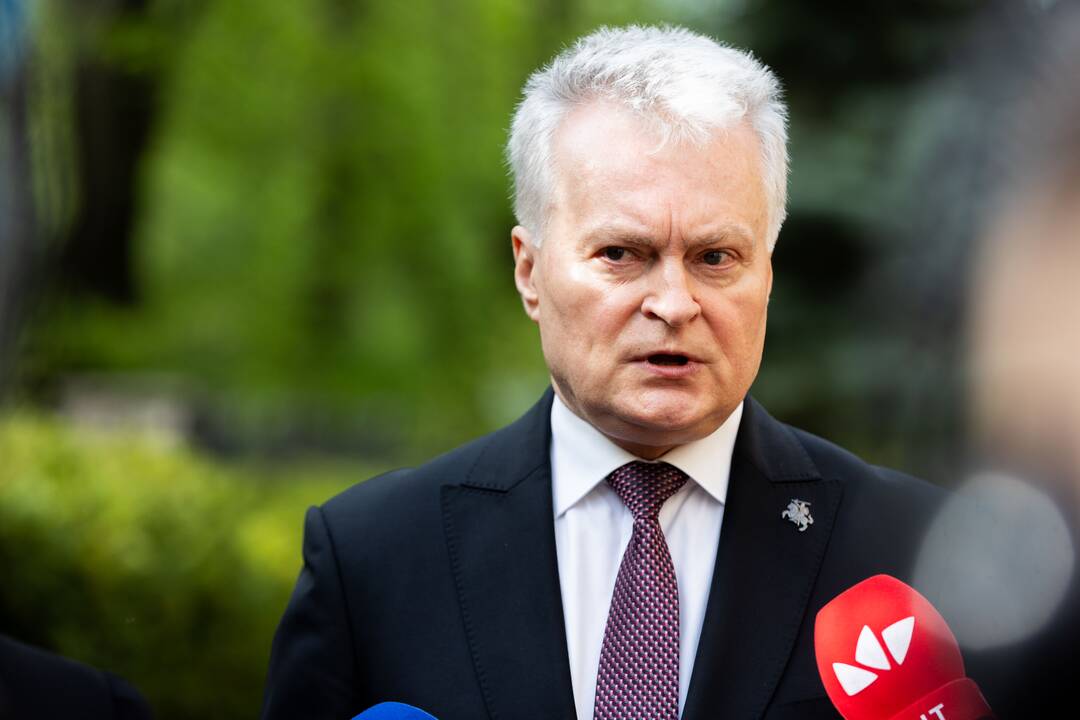 Pasirašymas užuojautų knygoje popiežiaus Pranciškaus atminimui pagerbti