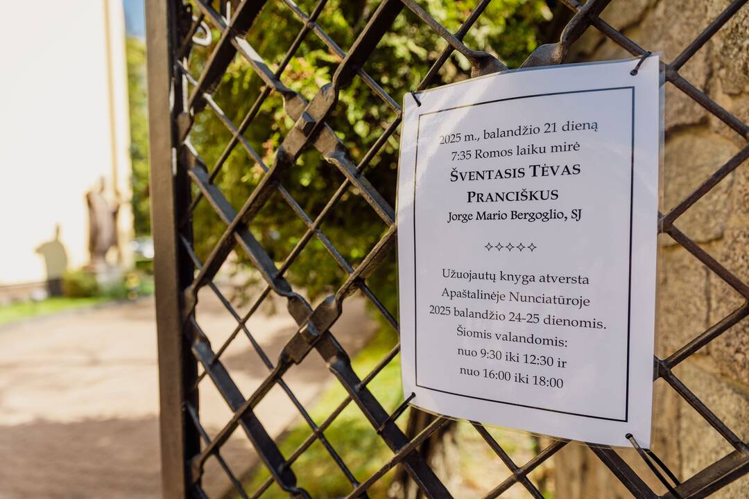 Pasirašymas užuojautų knygoje popiežiaus Pranciškaus atminimui pagerbti