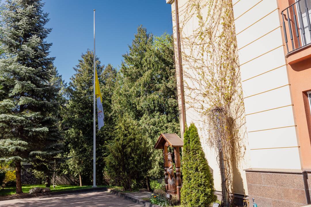 Pasirašymas užuojautų knygoje popiežiaus Pranciškaus atminimui pagerbti