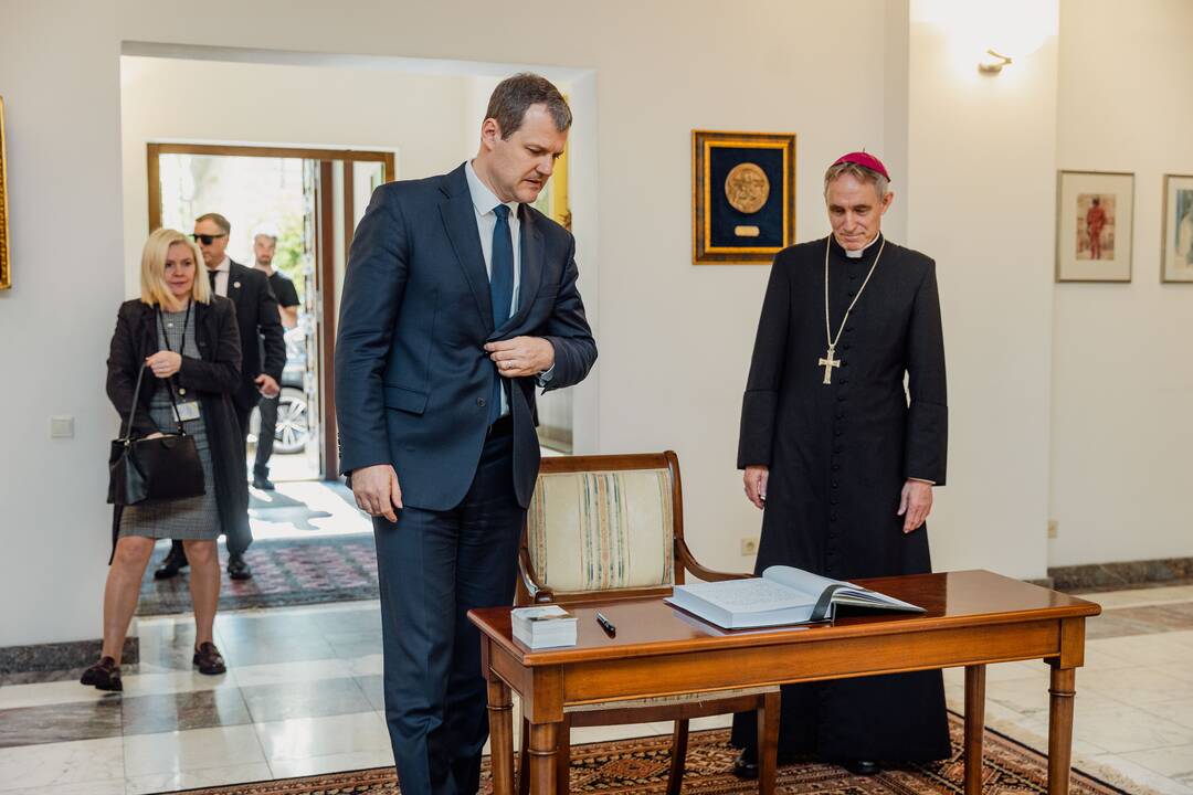 Pasirašymas užuojautų knygoje popiežiaus Pranciškaus atminimui pagerbti