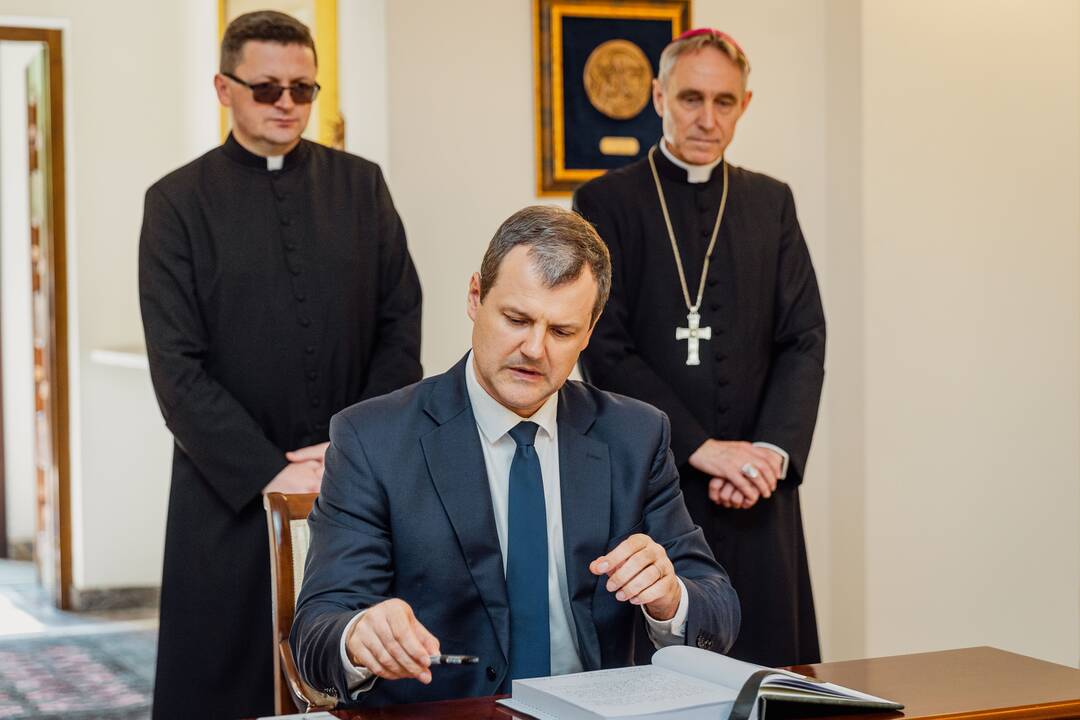 Pasirašymas užuojautų knygoje popiežiaus Pranciškaus atminimui pagerbti