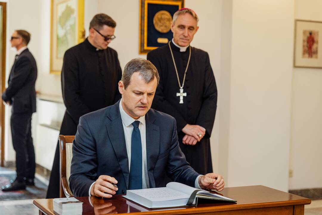 Pasirašymas užuojautų knygoje popiežiaus Pranciškaus atminimui pagerbti