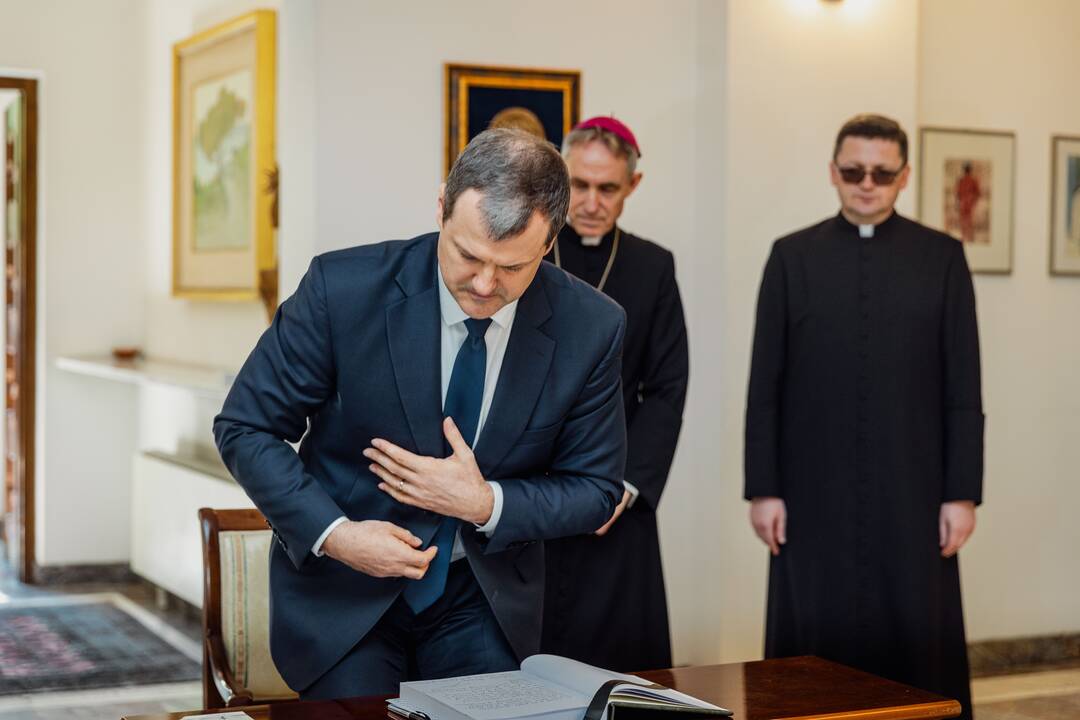 Pasirašymas užuojautų knygoje popiežiaus Pranciškaus atminimui pagerbti