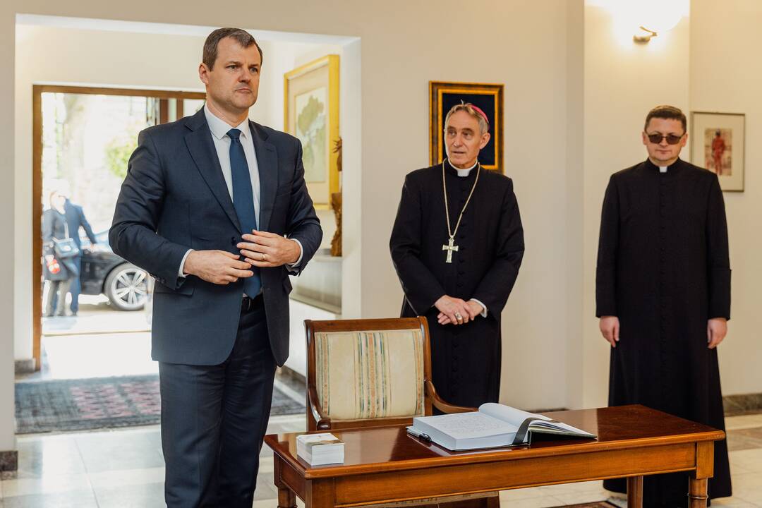 Pasirašymas užuojautų knygoje popiežiaus Pranciškaus atminimui pagerbti