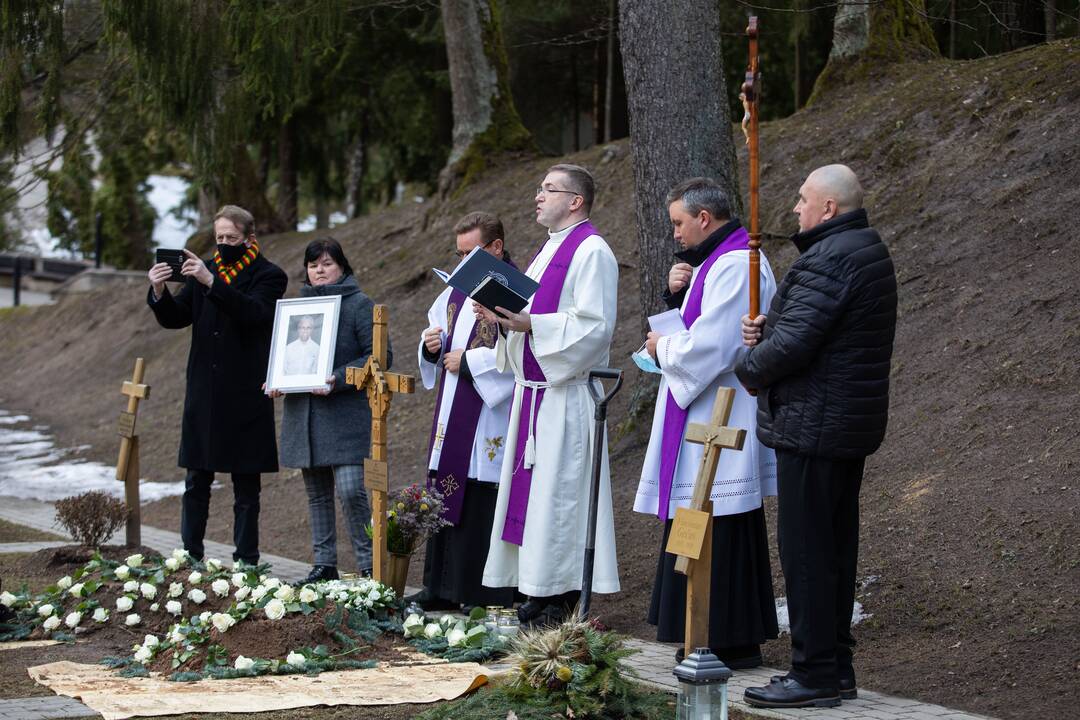 A. Paltinas atgulė amžinojo poilsio 