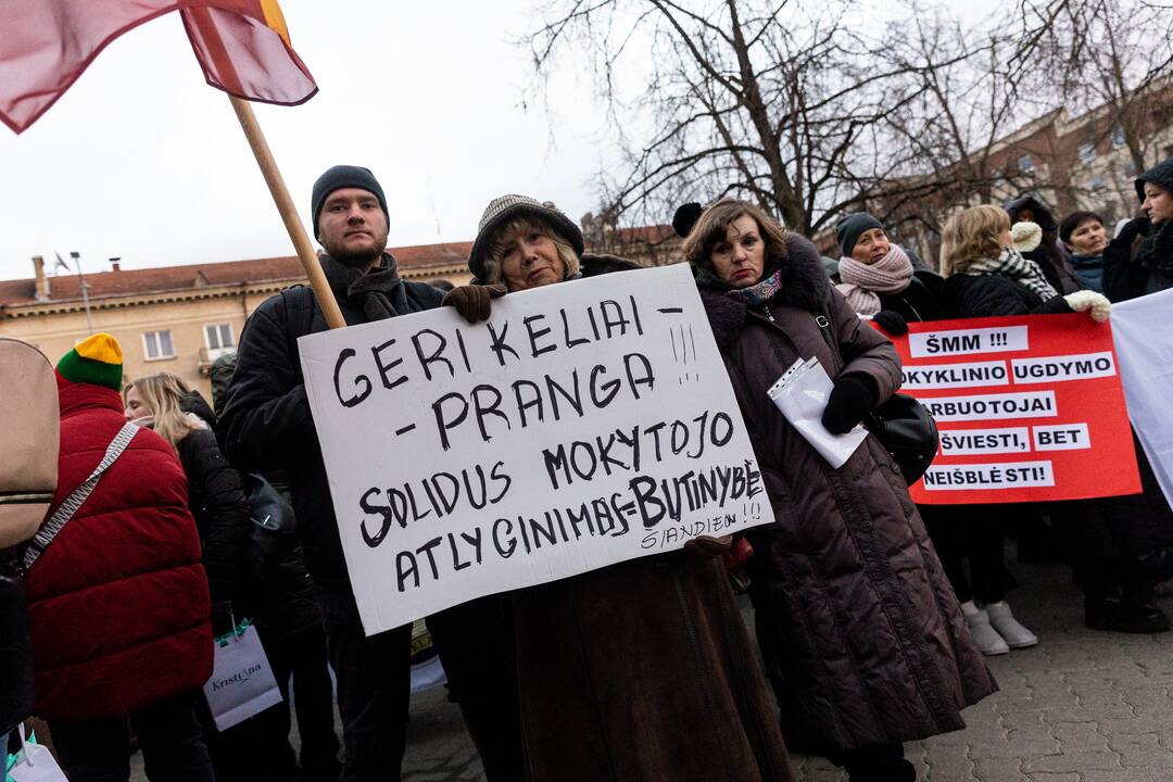 Mokytojai atnaujino streiką: prie Seimo – mitingas
