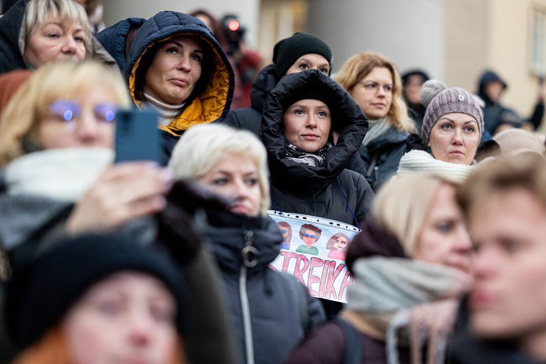 Mokytojai atnaujino streiką: prie Seimo – mitingas