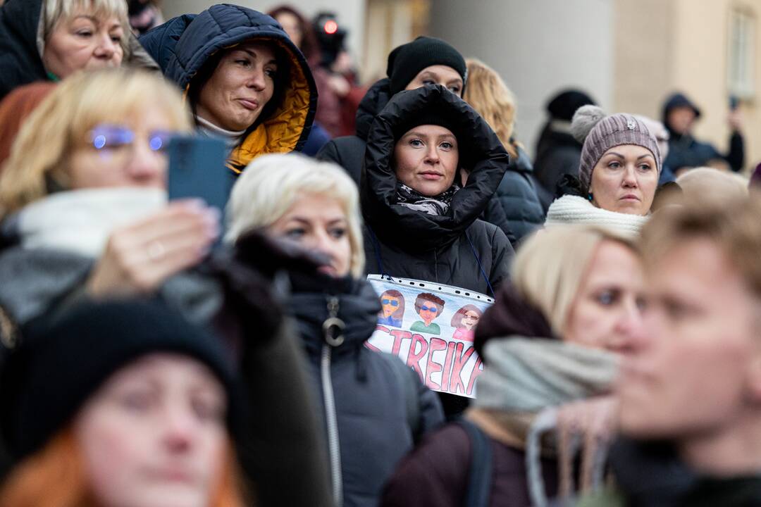 Mokytojai atnaujino streiką: prie Seimo – mitingas