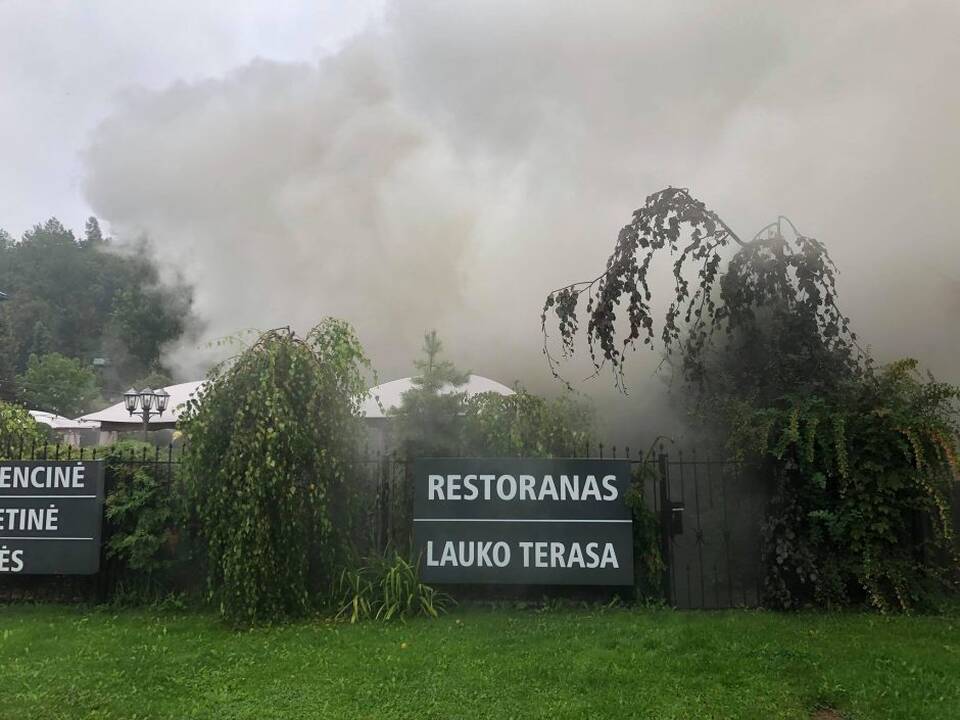 Restoranas „Floros simfonija“ paskendo dūmuose